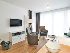 Wohn/Essbereich mit Sesseln, Couch , Esstisch und TV