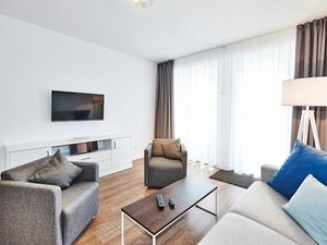 Wohn/Essbereich mit Sesseln, Couch und TV