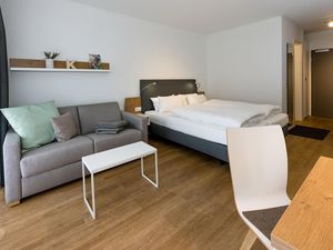 Wohn-Schlafbereich mit mit Doppelbett