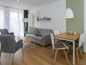 Wohn-Essbereich mit Couch, Esstisch und Sitzgelegenheit