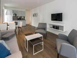 Wohn-Essbereich mit Couch und Flatscreen TV