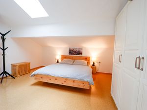 Geräumiges Schlafzimmer mit Zirbenholzbett