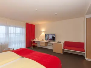 Budget Doppelzimmer mit Balkon - Doppelbett mit TV