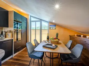 Hochthron Küche mit Essbereich