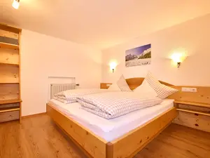 Schlafzimmer mit Doppelbett