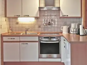 Küchenzeile mit Backofen und Spülmaschine