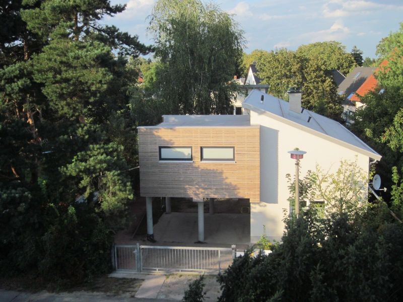 Außenansicht des Gebäudes. Das Haus mit drei Maisonette-Ferienwohnungen