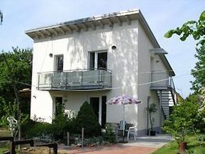 Außenansicht des Gebäudes. Blick auf das Haus mit der Ferienwohnung im Erdgeschoss, mit der Terrasse davor