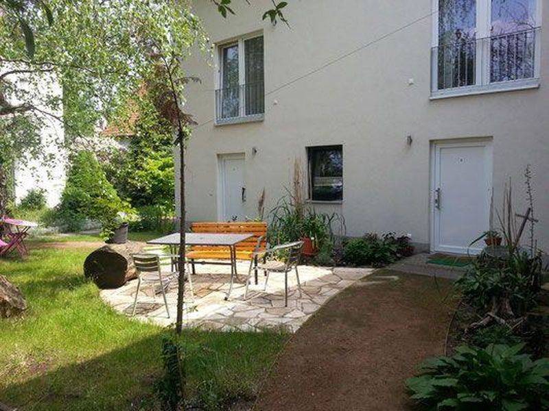 Außenansicht des Gebäudes. Innenhof mit Blick auf die Maisonette Ferienwohnung Eingangstür rechts