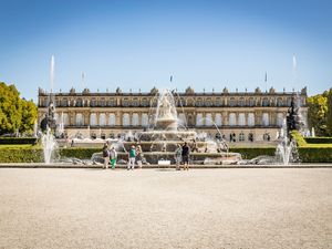 Das majestätische Schloss Herrenchiemsee, erbaut von König Ludwig II.