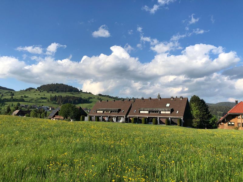 Außenansicht des Gebäudes. Südseite - Blick über die Wiesen auf das Haus