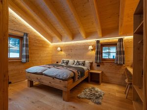 Master Bedroom unter dem Gibel mit gehacktem Holz . Indirektes Stimmungslicht