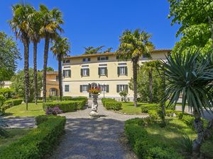 Die Villa mit dem Garten im italienischen Stil