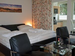 bequeme Sessel zum Relaxen im Wohn-/Schlafzimmer