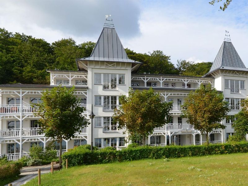 Seeschloss Binz in direkter Strandlage