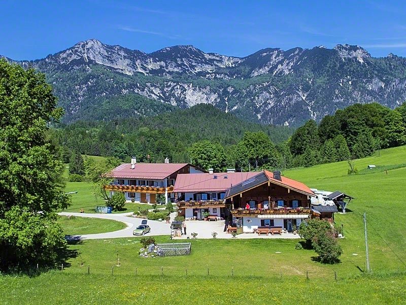 Hausansicht Loiplstüberl mit Blick zumLattengebirge