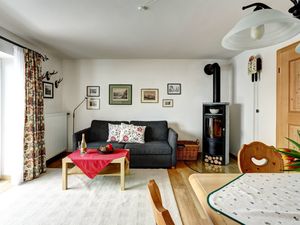 Wohnzimmer mit gemütlicher Couch und Schwedenofen