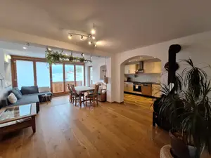 Wohn-und Essbereich der Ferienwohnung Untersberg