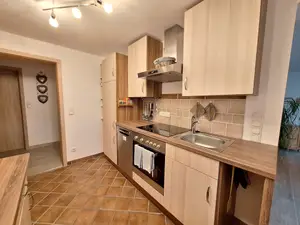 Küche mit Spülmaschine