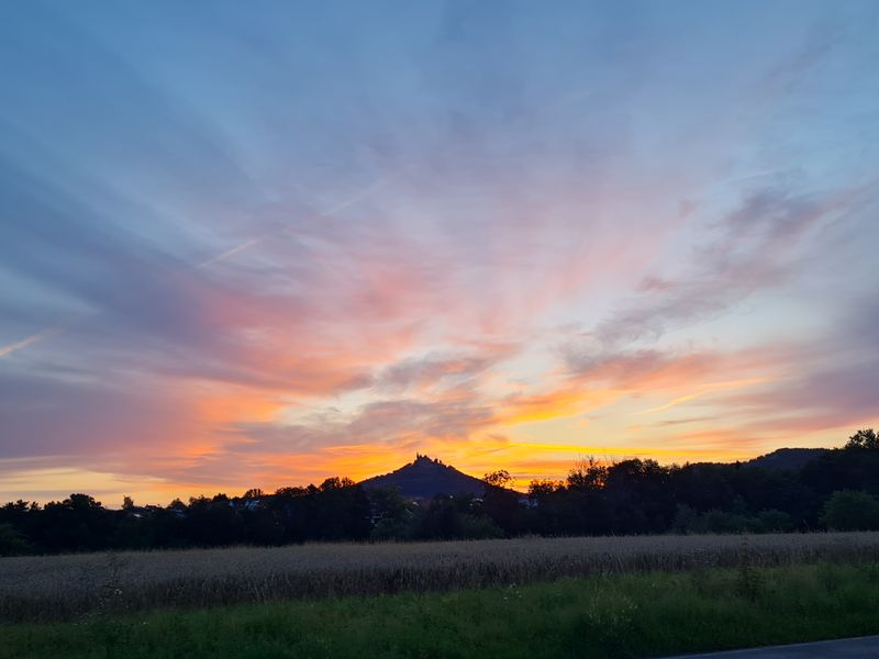 Sonnenaufgang hinter der Burg Hohenzollern