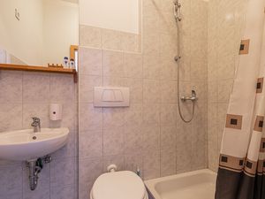 Badezimmer mit Dusche