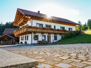 Ansicht Haupthaus mit Eingang zur Wohnung Schmalzgrub