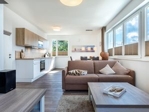 Wohn-/Essbereich mit Doppelschlafcouch (1,60x2,00m), Couchtisch und TV