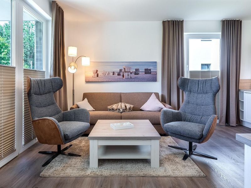 Wohn-/Essbereich mit Doppelschlafcouch und Sessel