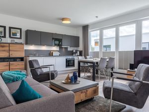 Wohn-/Essbereich mit Sitzgelegenheiten und Küchenzeile