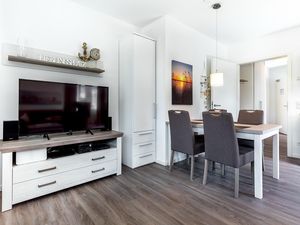Wohn-/Essbereich mit TV, Esstisch und Sitzgelegenheiten