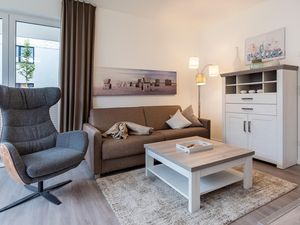 Wohn-/Essbereich mit Doppelschlafcouch und Sitzgelegenheit