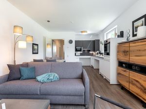 Wohn-/Essbereich mit Doppelschlafcouch und Küchenzeile