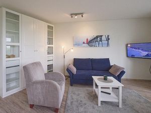 Wohnbereich mit Couch und TV