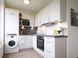 Küche mit Küchenzeile und Waschmaschine