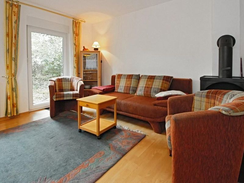 Wohnzimmer mit Couch und zwei Sessel