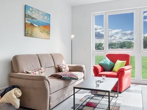 Wohn-Essbereich mit Couch und Sitzgelegenheit