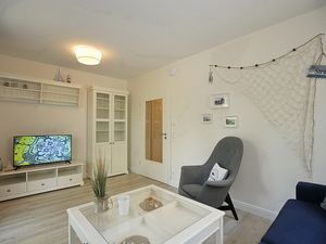 Wohnzimmer mit TV und Sessel