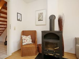 Wohnzimmer mit Kamin und Sitzgelegenheit