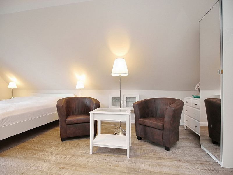 Wohnzimmer mit Sitzecke und Kleiderschrank
