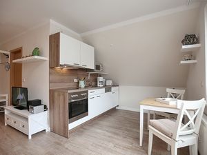 Wohnzimmer mit Küchenzeile und Esstisch