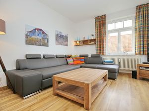 Wohnzimmer mit Schlafcouch und TV