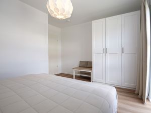 2. Schlafzimmer mit Kleiderschrank