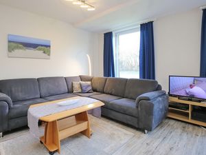 Wohnzimmer mit Schlafcouch und TV