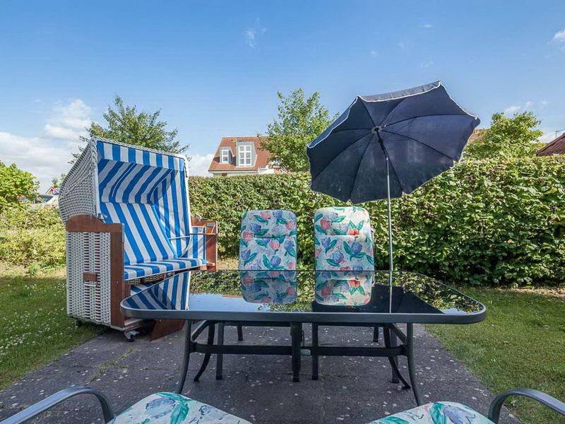 Terrasse mit Gartenmöbeln und Strandkorb