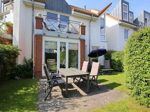 Blick zur Terrasse mit Gartenmöbeln