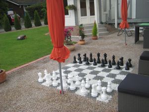 Eine Runde Schach gefällig? Mit extraGartensesseln, falls der Gegner vielZeit zum Überlegen braucht.