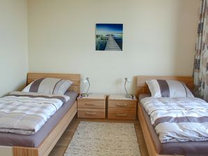 Traumreich: Schlafzimmer mit zwei Betten (100 x 200) mit Blick über die Innenstadt