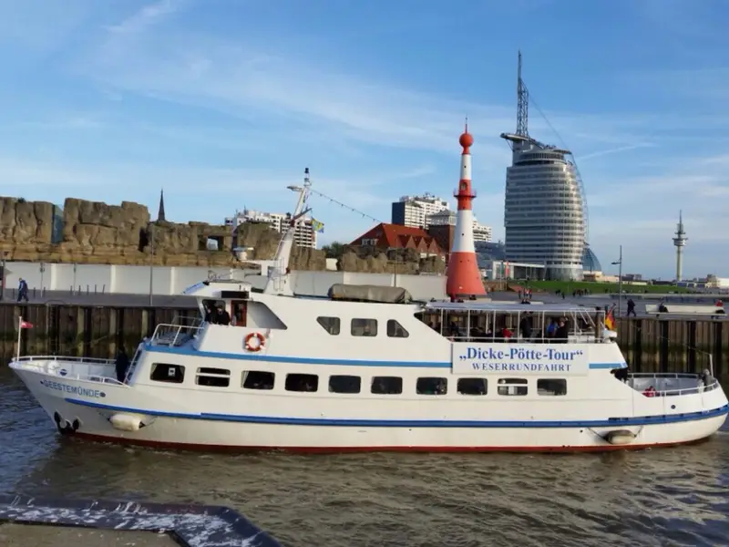 Neuer Hafen mit Ausflugsschiff "Geestemünde" Neuer Hafen mit Ausflugsschiff "Geestemünde"
