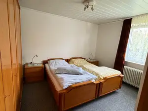 Schlafzimmer mit Doppelbett