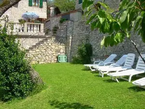 Der Garten mit Liegestuehlen Der Garten mit Liegestuehlen